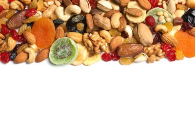 Farklı kurutulmuş meyve ve fındık beyaz arka planda, üstten görünüm. Metin için yer