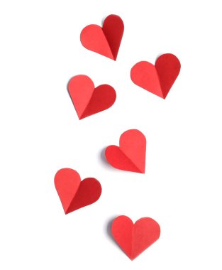 Kağıt kalpleri ve beyaz arka plan üzerinde metin için yer düz yatıyordu kompozisyonu