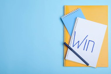 Word kazanmak ve renk arka plan üzerinde metin için yer ile dizüstü bilgisayar düz yatıyordu bileşimi. Zafer kavramı