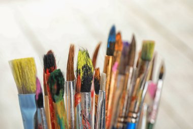 Açık renkli, closeup üzerinde farklı boya fırçaları