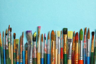 Renk arka plan, metin için yer ile üstten görünüm üzerinde farklı boya fırçaları