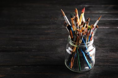 Boya fırçaları ahşap tablo ile jar. Metin için yer