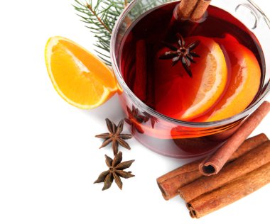 Beyaz arka plan üzerinde mulled şarap, tarçın, portakal ve köknar dalı cam bardak ile kompozisyon