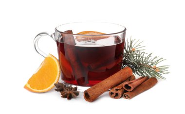 Beyaz arka plan üzerinde mulled şarap, tarçın, portakal ve köknar dalı cam bardak ile kompozisyon