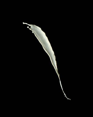 Siyah arka plan üzerine taze süt fışkırmasını