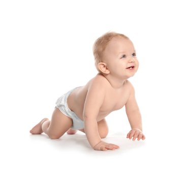Beyaz arka plan üzerinde sürünerek şirin bebek