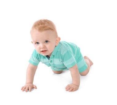 Beyaz arka plan üzerinde sürünerek şirin bebek