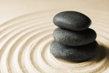 Zen bahçe taşları desen, metin için yer kumla üzerine yığılmış. Meditasyon ve uyum