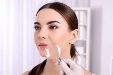 Dermatolog muayene hasta Büyüteç Kliniği, closeup görünümü ile