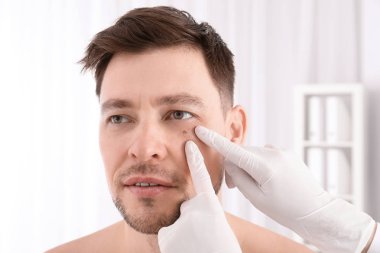 Doktor kliniğinde muayene hasta. Dermatolog ziyaret