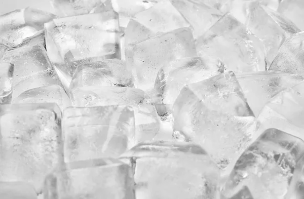 白い背景に氷のキューブの山 — ストック写真