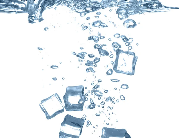 Кубики Льоду Падають Воду Білому Тлі — стокове фото