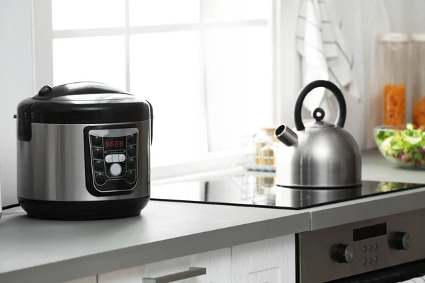 Cuisinière Électrique Moderne Sur Comptoir Cuisine Près Cuisinière — Photo