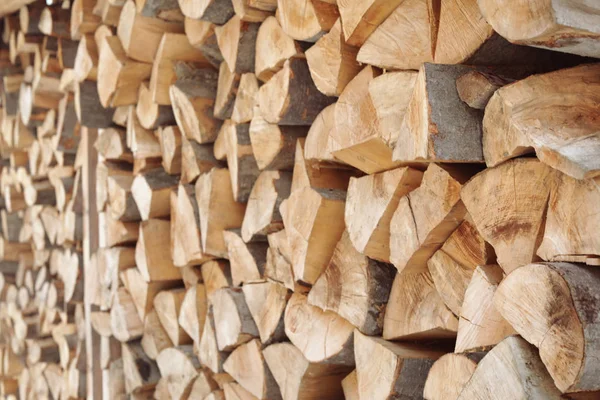 クローズ アップの背景として薪を積み上げ 冬の暖房の家 — ストック写真