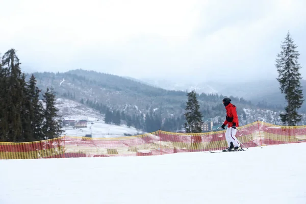 Skiër Helling Het Resort Wintervakantie — Stockfoto