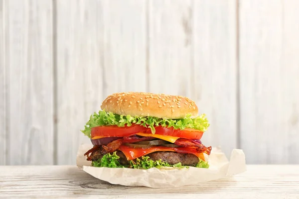 Hambúrguer Saboroso Com Bacon Mesa Contra Fundo Madeira Espaço Para — Fotografia de Stock