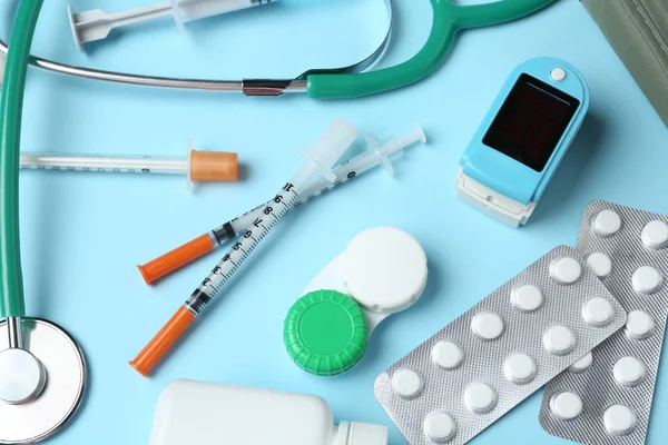 Renk arka plan üzerinde farklı tıbbi nesnelerle düz yatıyordu kompozisyon