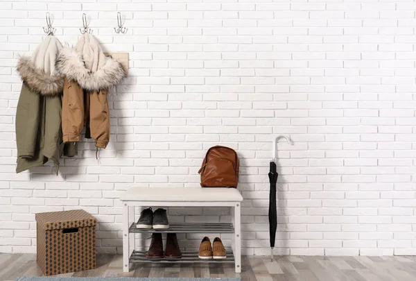 Stijlvolle Hal Interieur Met Schoen Rek Opknoping Kleren Bakstenen Muur — Stockfoto