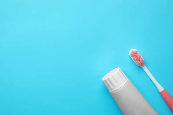 Leere Tube Zahnpasta Und Bürste Auf Farbigem Hintergrund Draufsicht Mit — Stockfoto