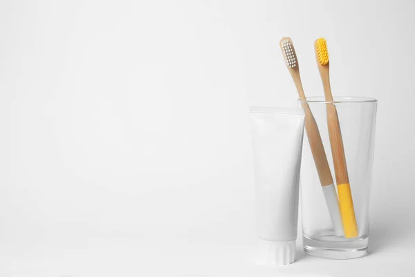 Kaca Dengan Kuas Dan Pasta Gigi Latar Belakang Putih Ruang — Stok Foto