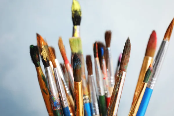 Açık Renkli Closeup Üzerinde Farklı Boya Fırçaları — Stok fotoğraf