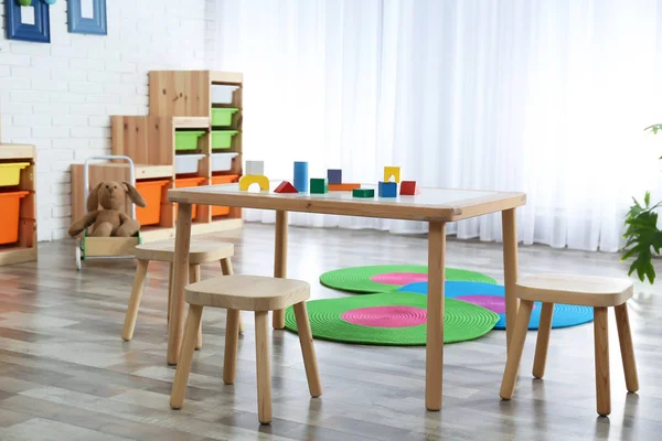 Quarto Infantil Moderno Interior Com Mesa Banquetas — Fotografia de Stock