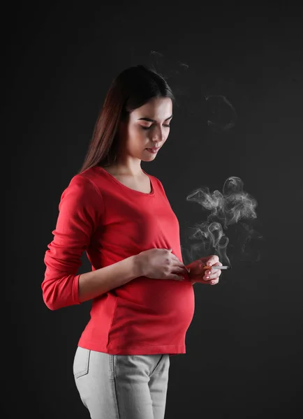 Těhotná Žena Kouření Cigaret Černém Pozadí — Stock fotografie