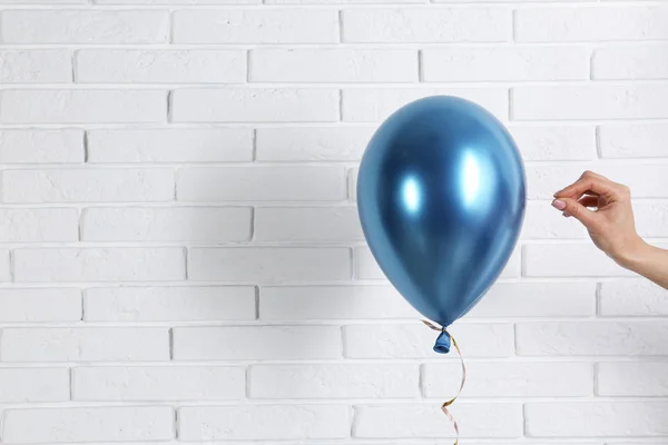 Junge Frau Durchsticht Hellen Ballon Der Nähe Ziegelmauer Raum Für — Stockfoto