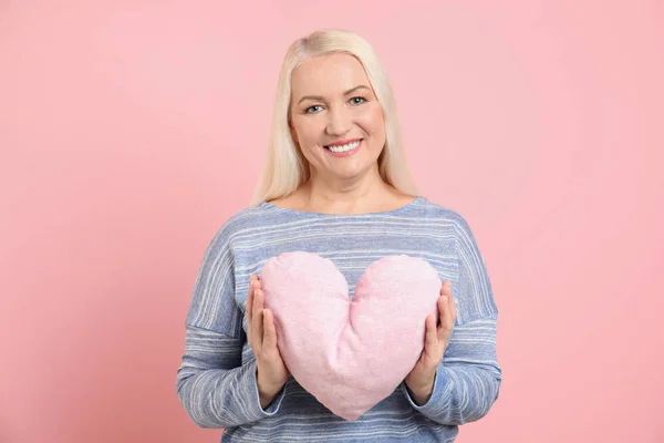 Retrato Mujer Madura Con Almohada Decorativa Forma Corazón Sobre Fondo —  Fotos de Stock