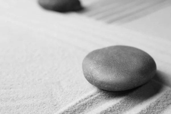 Zen Pietra Giardino Sulla Sabbia Con Motivo Spazio Testo Meditazione — Foto Stock