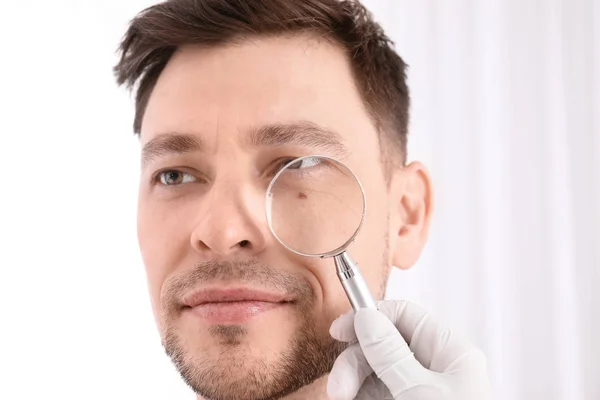 Médico Examinando Paciente Clínica Dermatologista Visitante — Fotografia de Stock