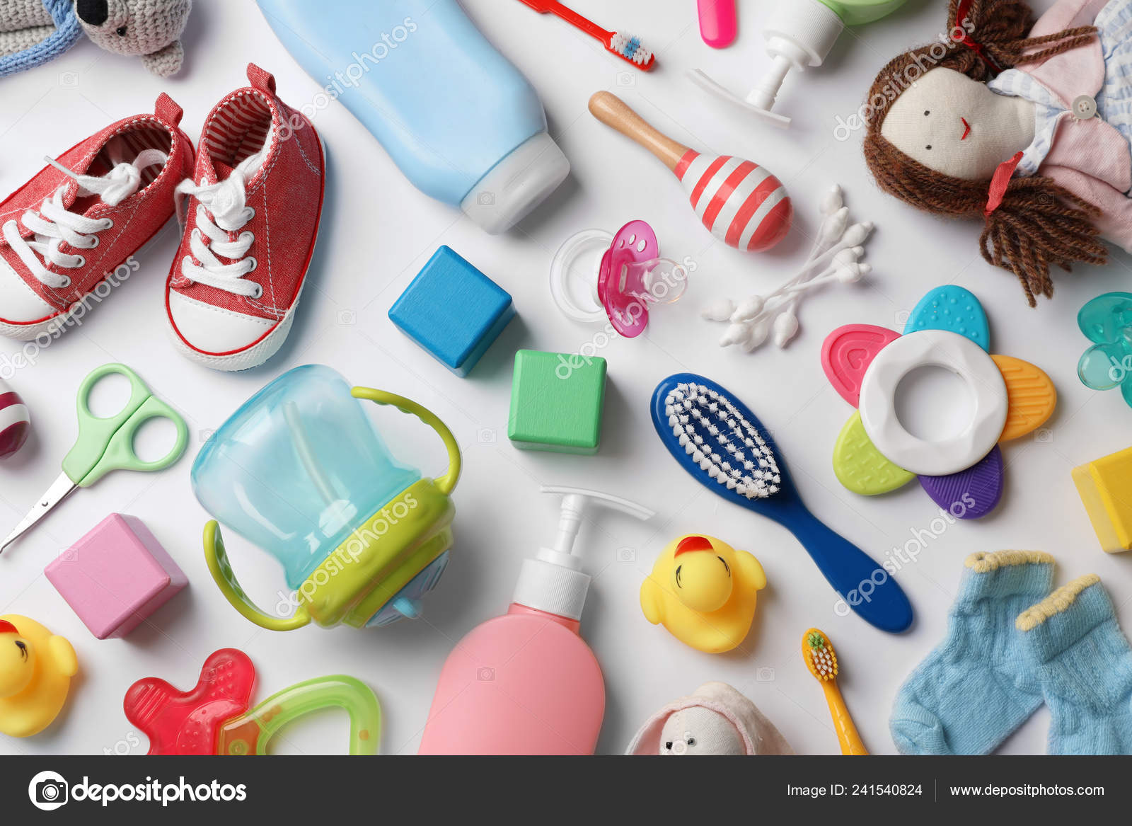 Composition Plat Avec Accessoires Pour Bebe Sur Fond Blanc Image Libre De Droit Par Newafrica C