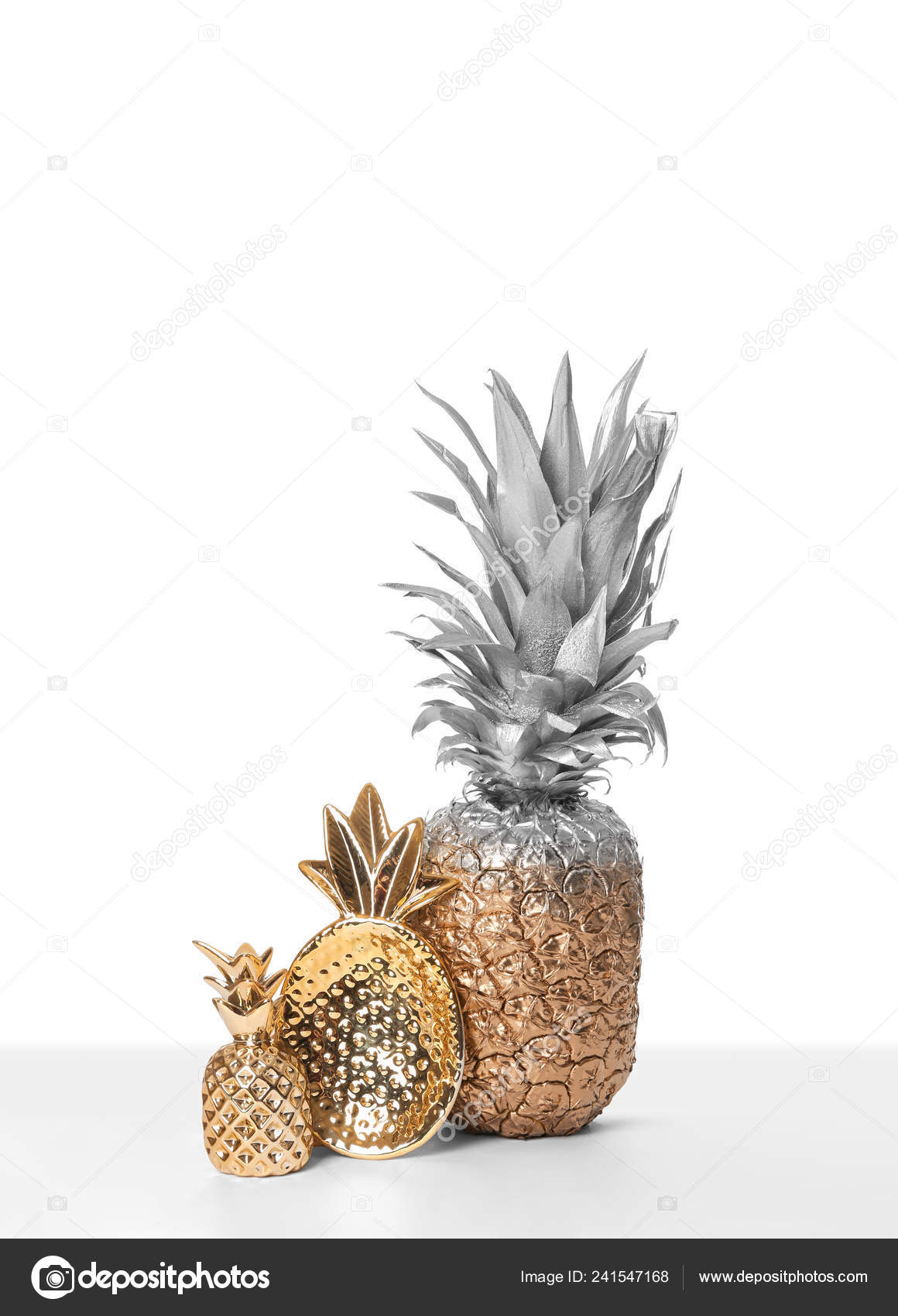 Prata Ouro Pintado Abacaxi Com Decoração Bonito Fundo Branco — Foto ©  NewAfrica #241547168, image size:1160x1700