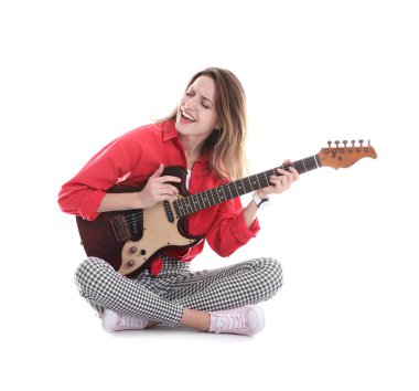 Akustik gitar gri arka plan üzerinde olan kadın. Metin için yer