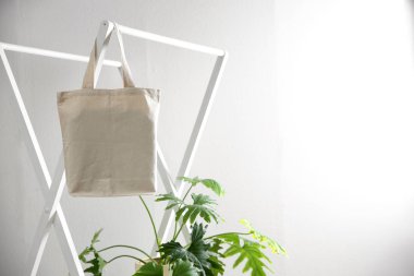 Houseplant ve Eko Çanta yakınındaki beyaz duvar raf üzerinde. Alan tasarımı için