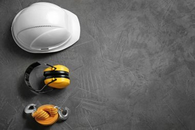 Güvenlik ekipmanları ve gri arka plan üzerinde metin için yer düz yatıyordu kompozisyonu