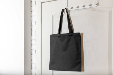 Eko tote çanta kapıda asılı. Alan tasarımı için