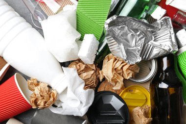 Arka plan, üstten görünüm olarak farklı çöp yığını. Geri dönüşüm sorunu