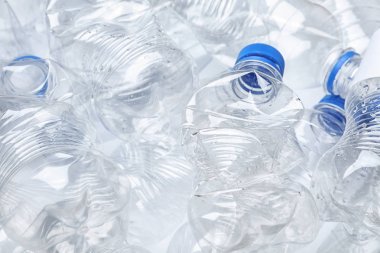 Arka plan, closeup olarak yığın buruşuk plastik şişe. Geri dönüşüm sorunu