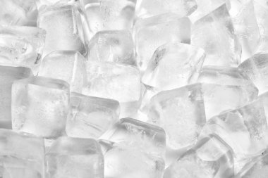 Beyaz arkaplanda buz yığını