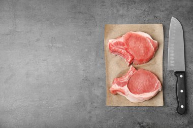 Çiğ et, bıçak ve gri arka plan üzerinde metin için yer düz yatıyordu kompozisyonu