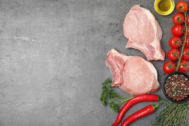 Çiğ et ve gri arka plan üzerinde metin için yer düz yatıyordu kompozisyonu
