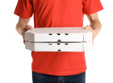 Beyaz arka plan üzerinde pizza kutuları olan genç adam. Gıda dağıtım hizmeti