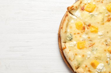 Peynirli pizza Margherita Beyaz ahşap arka plan, üstten görünüm üzerinde sıcak. Metin için yer