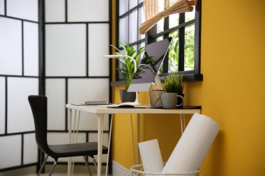 Bilgisayar vasıl ev ofis pencere yakınındaki ile şık İşyeri