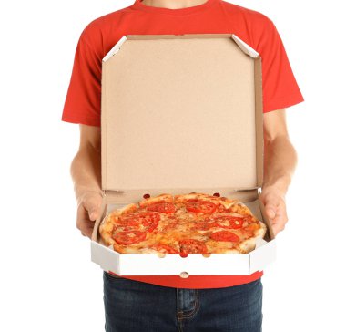 Beyaz arka planda açılan pizza kutusu olan genç adam. Gıda dağıtım hizmeti