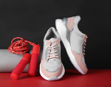 Modern kadın eğitim Ayakkabı mat ve masada ip atlama ile kompozisyon