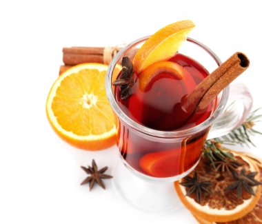 Beyaz arka plan üzerinde mulled şarap, tarçın, portakal ve köknar dalı cam bardak ile kompozisyon