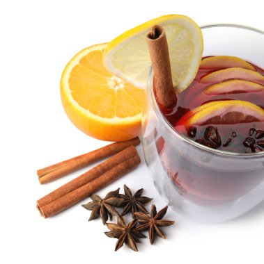 Bardak mulled şarap, taze portakal, tarçın ve üzerinde beyaz izole limon
