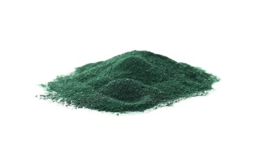 Spirulina yosun toz beyaz zemin üzerine yığını